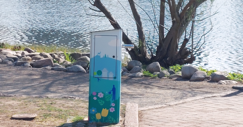 Kuopion Veden kesävesiautomaatti Valkeisen puistossa.